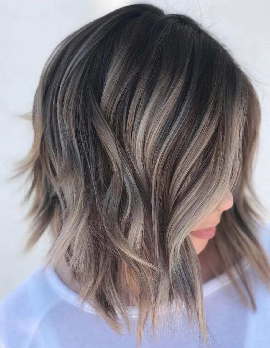Vlasy strieborná farba vlasové trendy sivá fialová farba vlasov balayage dlhý bob strih