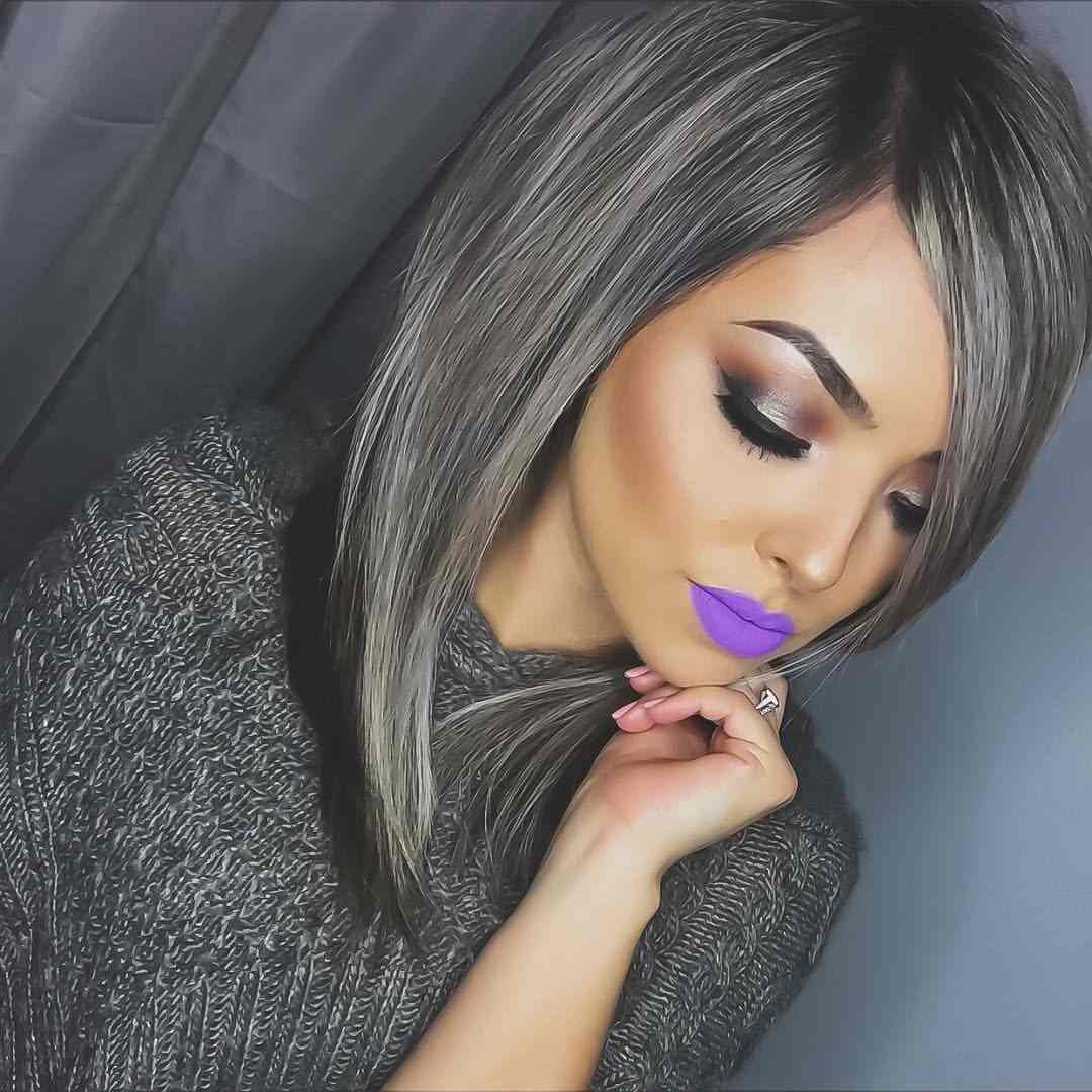 Farbenie sivých prameňov Dlhý bob asymetricky styling fialový rúž