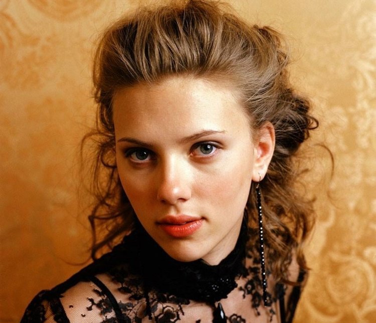 romantické účesy kučery v chrbte dráždené