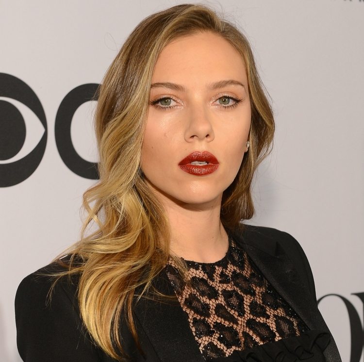 Účesy Scarlett Johannson mávajú vlasy