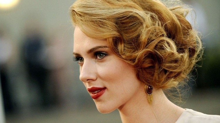 štýlové moderné účesy hviezd Scarlett Johannson