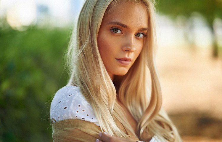 Blond vlasy trend zelené oči, akú farbu vlasov