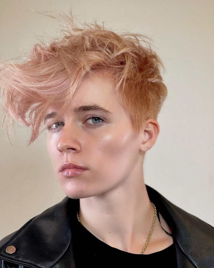 Trendy účesu v broskyňových blond vlasoch na jeseň 2021