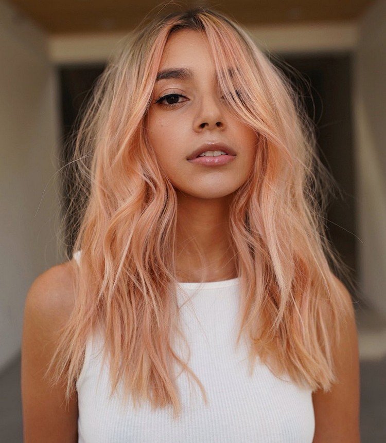 Trendy vo farbe vlasov na jeseň 2021 broskyňovej blond farby vlasov