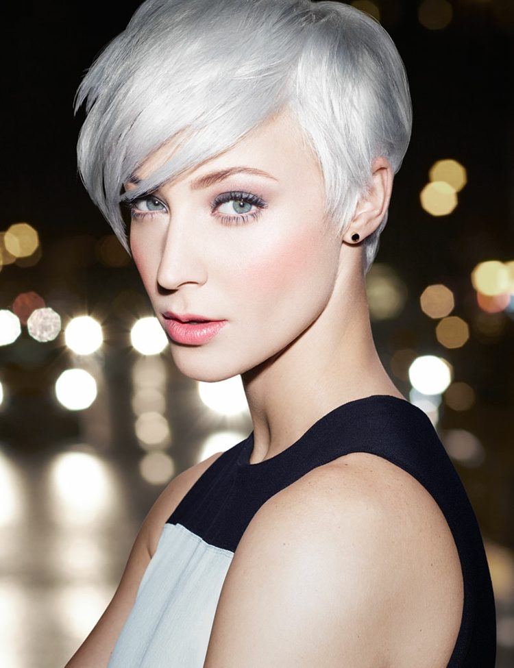 farba vlasov striebro-blond pony-diagonalne-matne-bocne delenie-jasan-blond-modro-denne nausnice