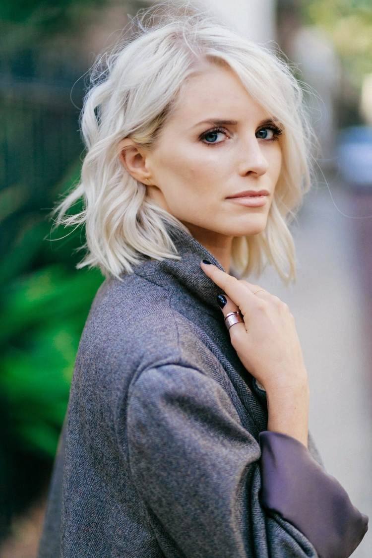 farba vlasov strieborno-blond ľadovo-blond-šedo-bob-stredne dlhá-žena-modrooké-prstene-kabát