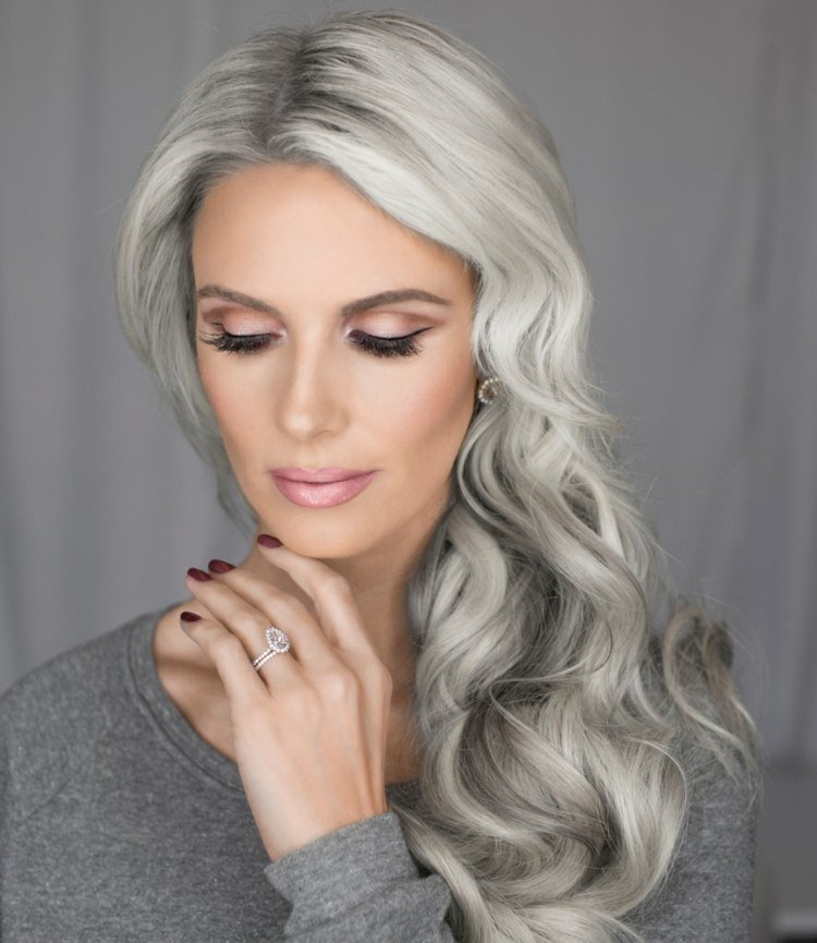 farba vlasov-strieborna-blond-ombre-kudrlinky-melír-tmavý-sveter-deliace-prstene-náušnice