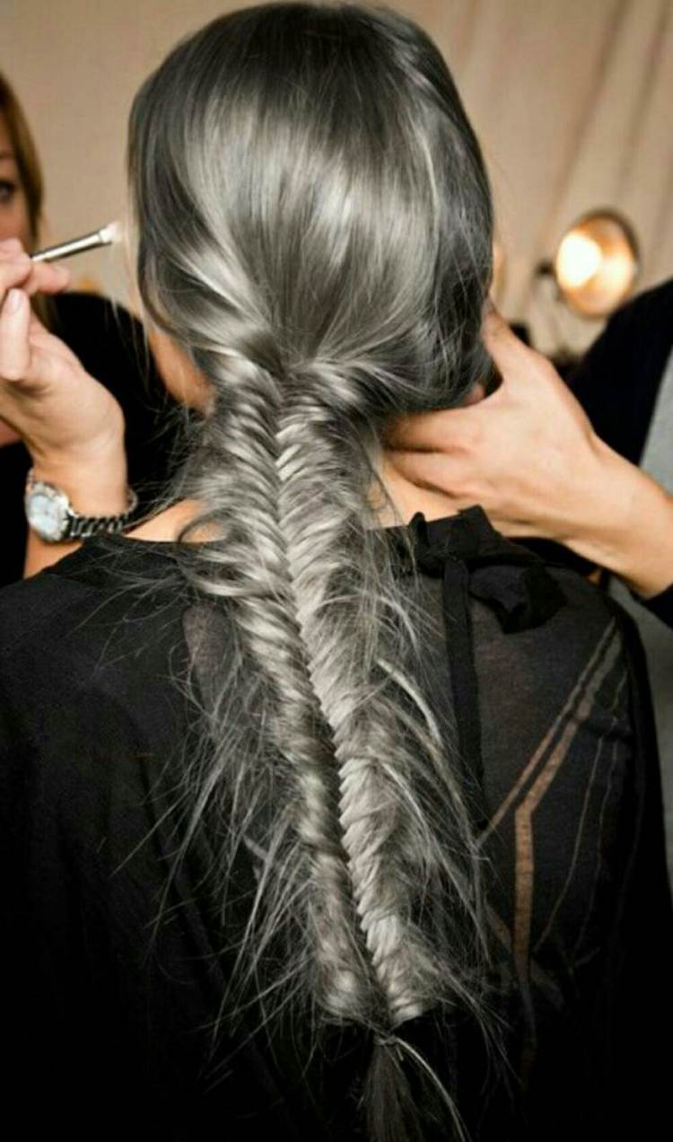 farba vlasov-strieborna-blond-tmavo-leskla-vlasy-rovne-dlhe-pletene-make-up-oblecenie-cierne