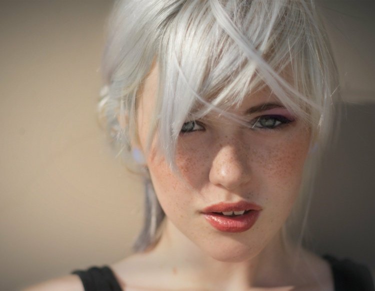 farba-vlasov-strieborna-blond-vlasy-dlha ofina-zena-jasan-blond-pehy-aaron-tyree