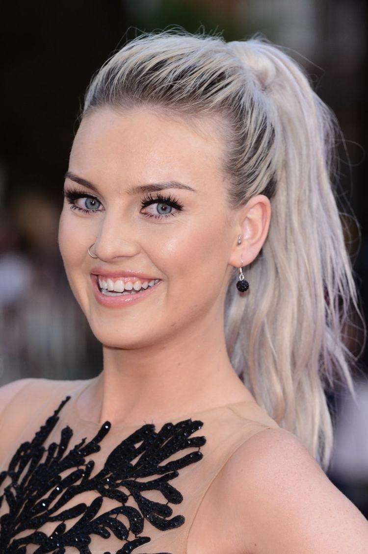farba na vlasy-strieborna-blond-chvost-vlasova linka-tmavsia-zena-modrooke-nausnice-perrie-edwards