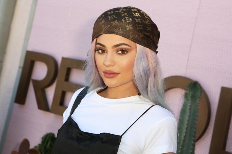farba na vlasy-strieborna-blond-zena-mlada-šatka-blúzka-biela-ružová-modrá-share-kylie-jenner