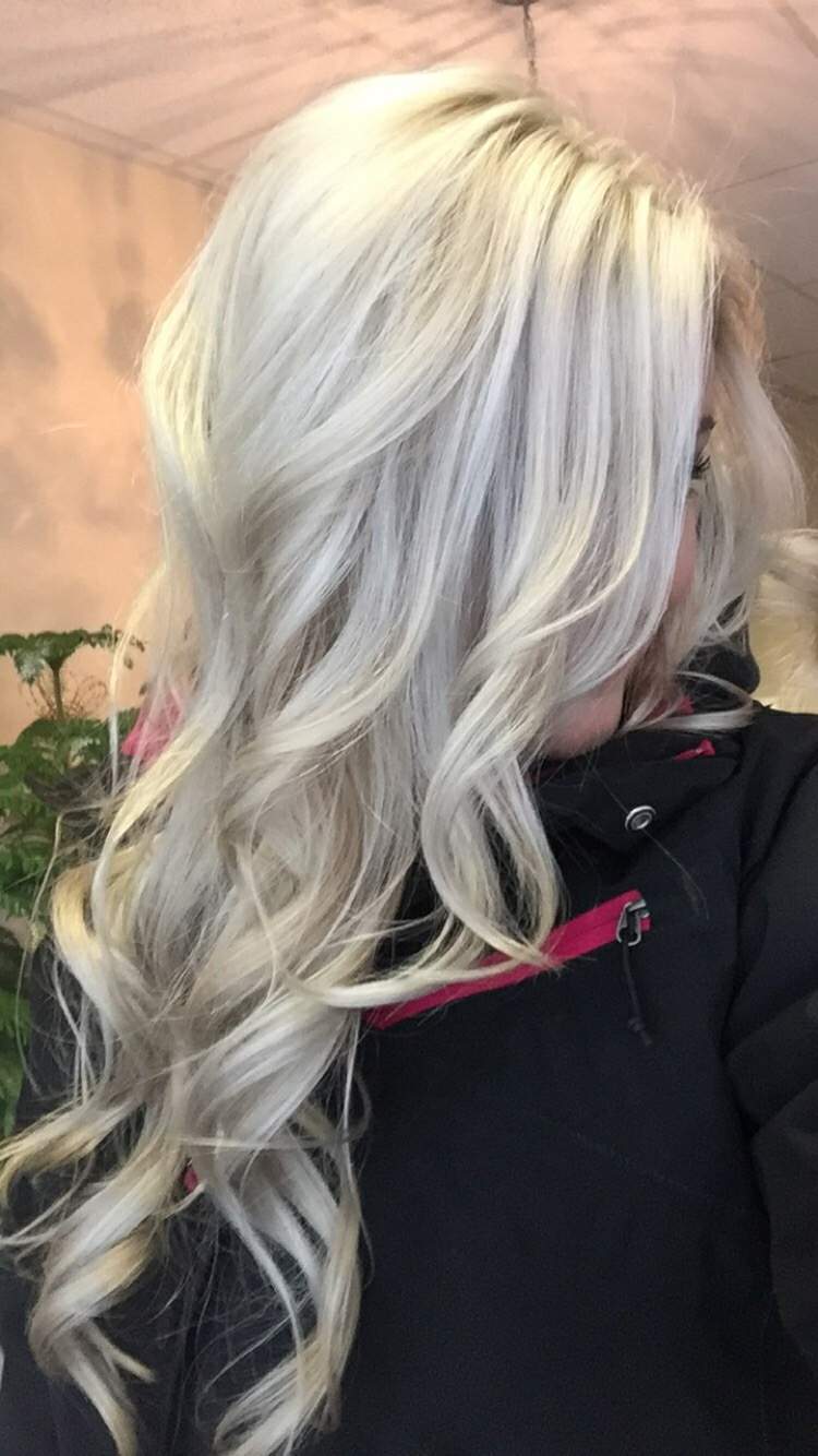 farba na vlasy-strieborna-blond-zena-kudrlinky-jasan-blond-strieborna-ciarka-na vlasy