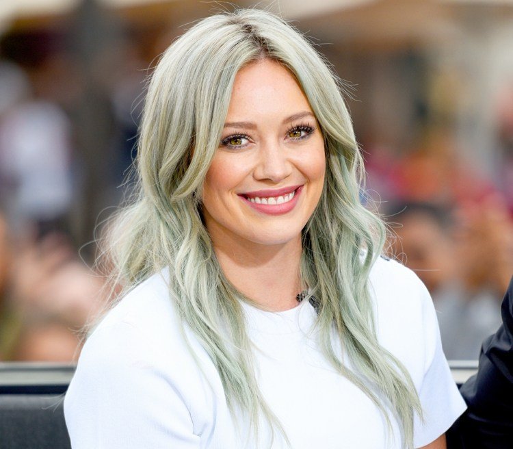farba vlasov-strieborná-blond-dlhá-vlnitá-modrá-časť-matná blúzka-biele-stredné lúčenie-hilary-duff