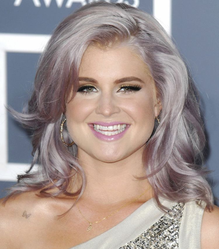 farba na vlasy-strieborna-blond-dlzka-stredne dlha-ruzova-share-ucho-krk-retiazka-na-stranenie-saty-kelly-osbourne