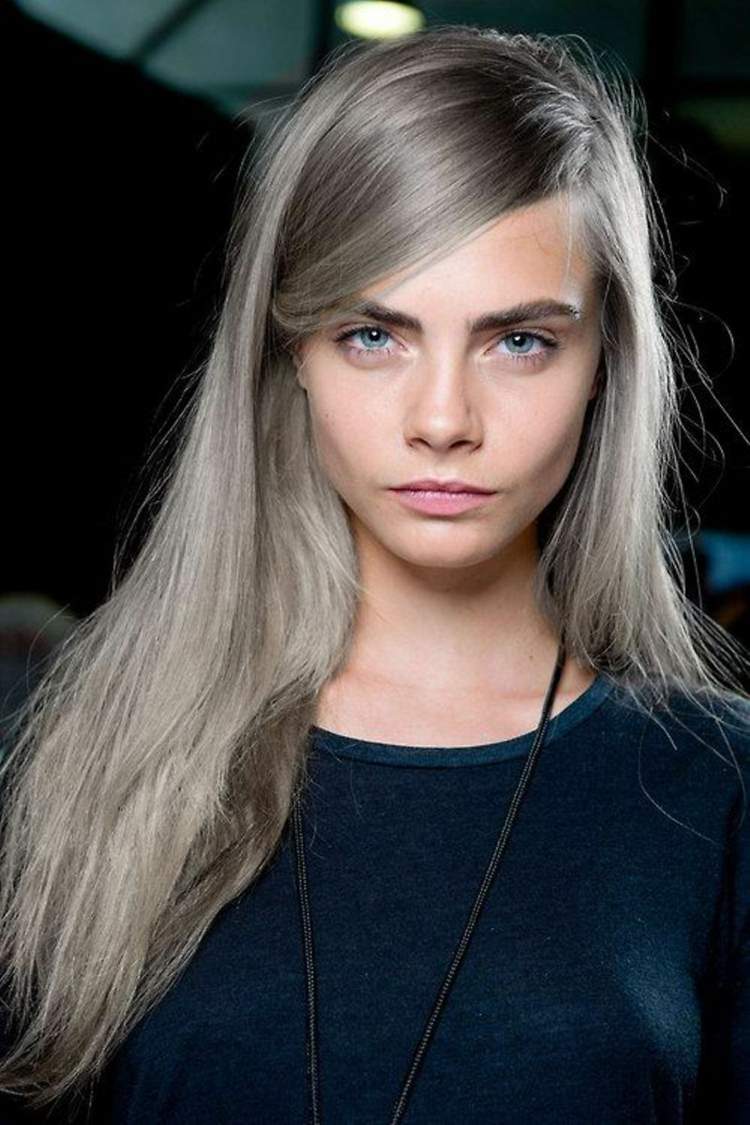 farba vlasov-strieborna-blond-vlasy-rovne-dlhe-matne-modrooke-retiazka-sveter-cara-delevingne