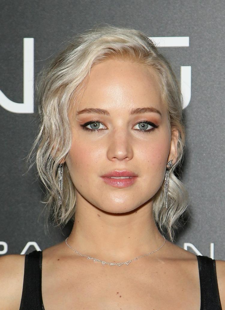 farba vlasov-strieborna-blond-vlasy-vlnita-zena-retiazky-nausnice-Jennifer-Lawrence