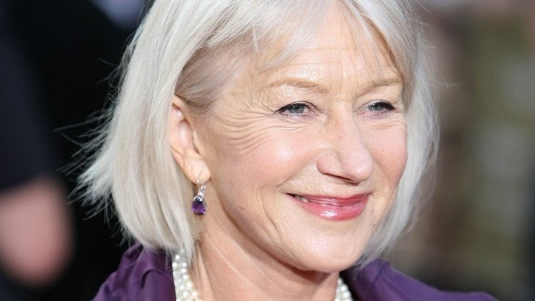 farba na vlasy-strieborna-blond-vlasova-trendova-uces-bob-pony-zena-nausnice-fialove-helen-mirren