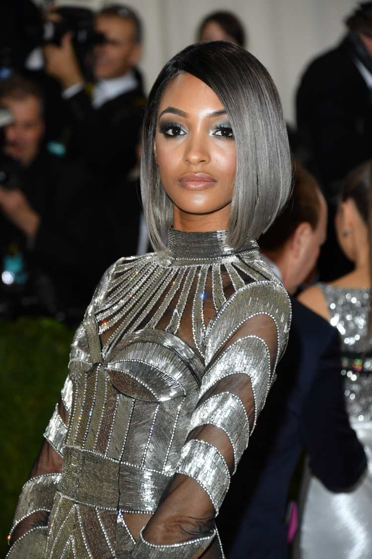 farba vlasov-strieborna-blond-vlasy-rovna-tmava-bob-stredne dlhe saty-siber-jourdan-dunn