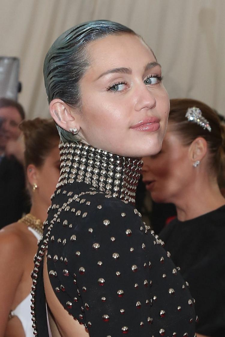 farba vlasov-strieborna-blond-siva-trblietka-pudr-strih-kratkych-elegantnych-sat-ciernych-nitov-miley-cyrus