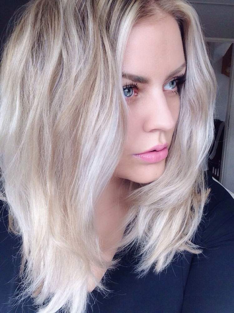 farba vlasov-strieborná-blond-stredne dlhá