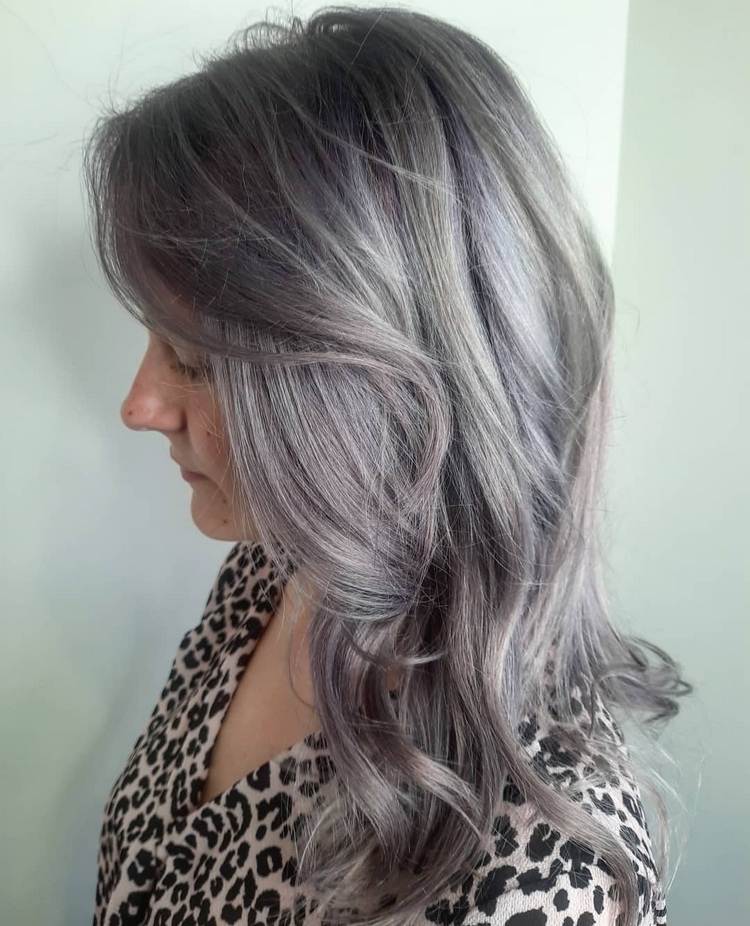 žena s 50 a dlhými vlasmi v oceľovosivej farbe