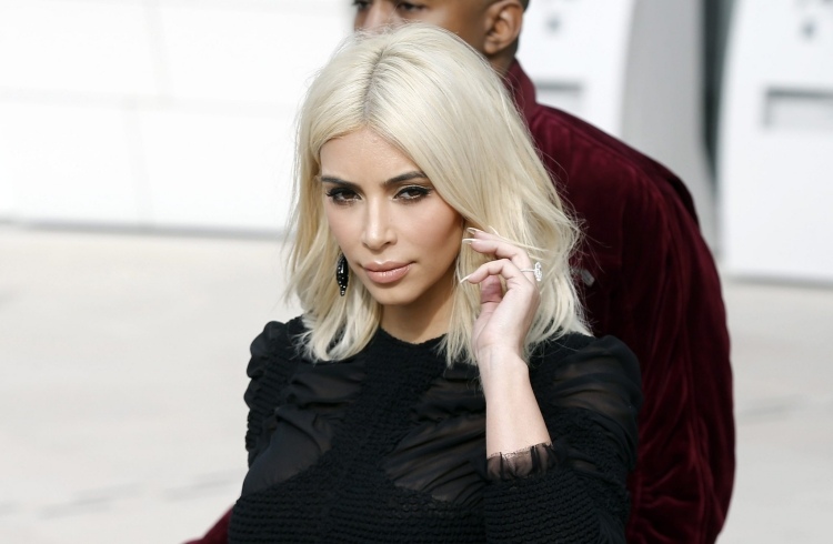 Kim Kardashian bola skrátka platinová blondína farby-vlasov-2014-trendy-platina-blond-kim-kardashian-stredná rozlúčka
