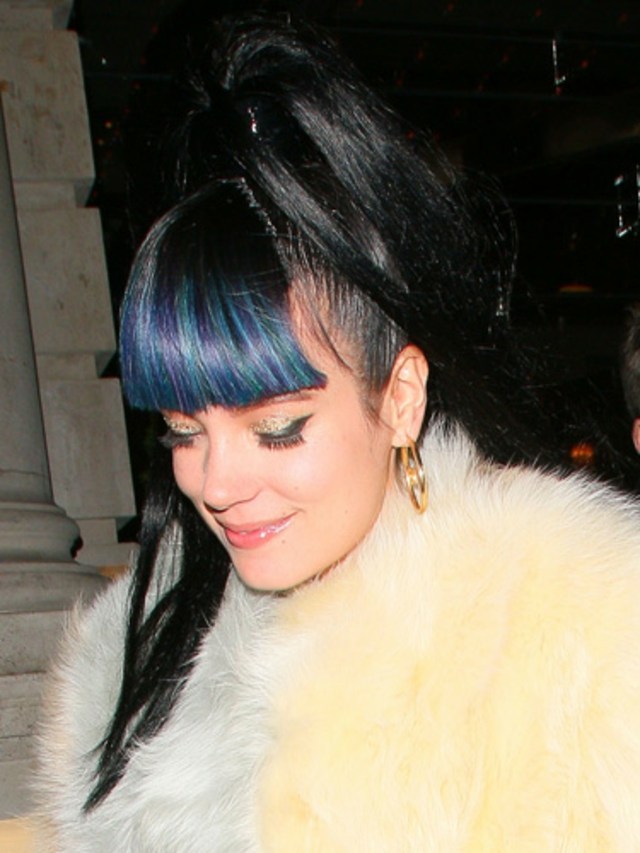 Účes Lily Allen pony tmavo modré odlesky Kožušinové náušnice Bolero