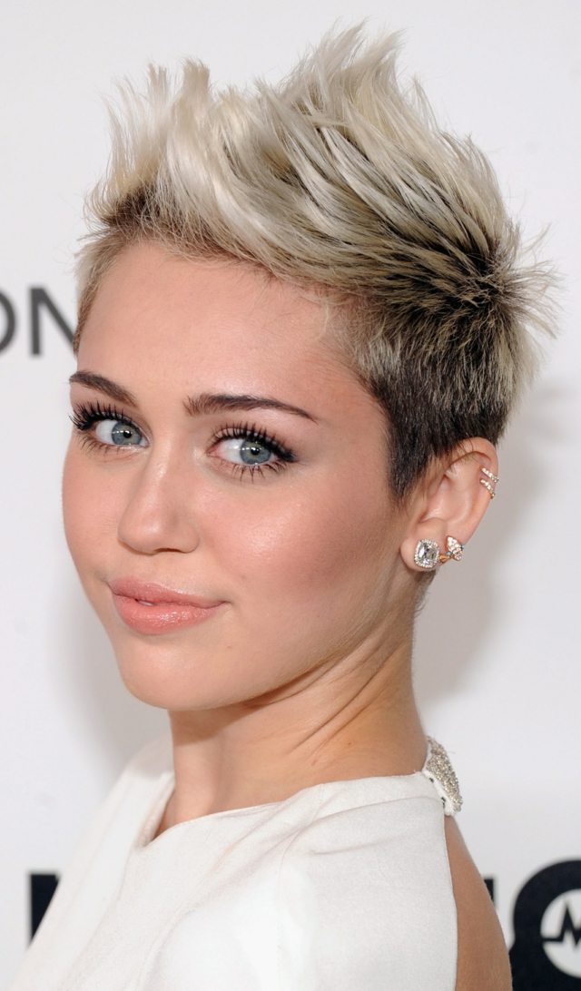 Miley Cyrus platinové blond vlasy krátke Cvoky-Miley-Cyrus-Pastelové tóny-Farba na vlasy-Piercing-na-ucho