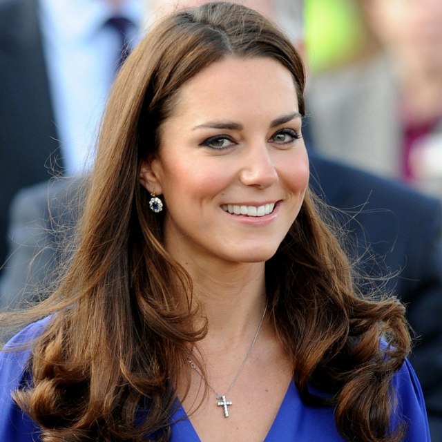 Brunetka Kate Middleton dlhé hnedé vlasy Prirodzená hnedá farba vlasov Kate Middleton