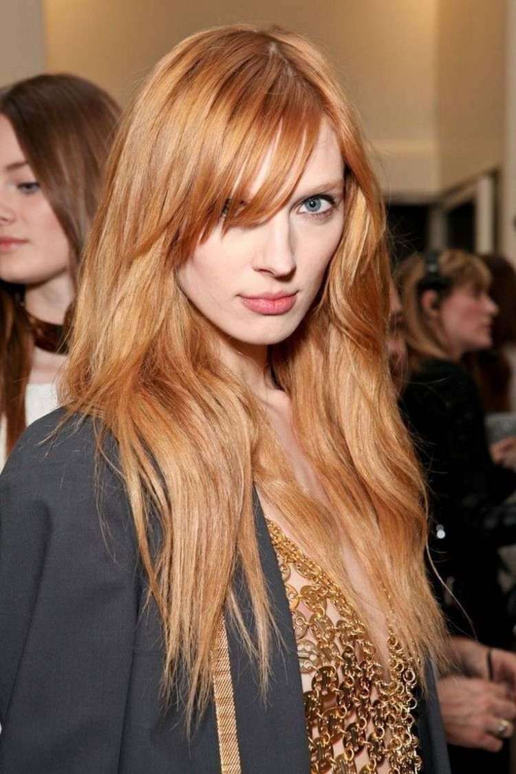 Benátska blond farba vlasov Strawberry Blond Hair ženích dlhé vlasy s ofinou