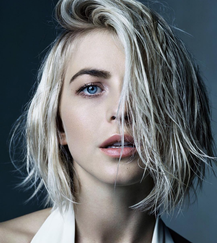trendy farieb vlasov 2019 ženy krátke vlasy modré oči ľadová blond