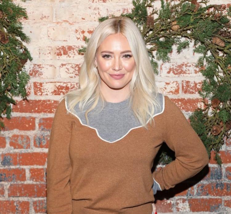 trendy farby vlasov 2019 ženy ľadová blond Hilary Duff