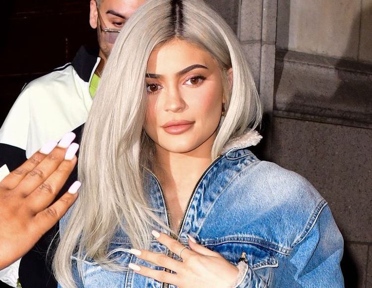 Trendy ľadová blond farba vlasov na Kylie Jenner 2019