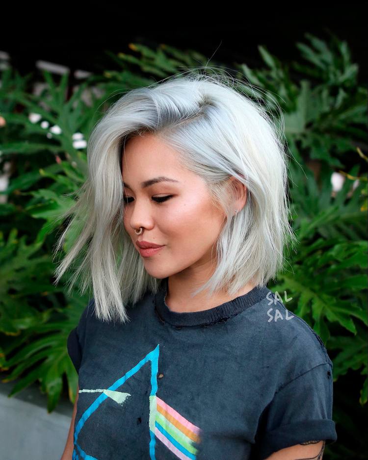 trendy farby vlasov 2019 ženy ľadová blond so sivým podtónom bob