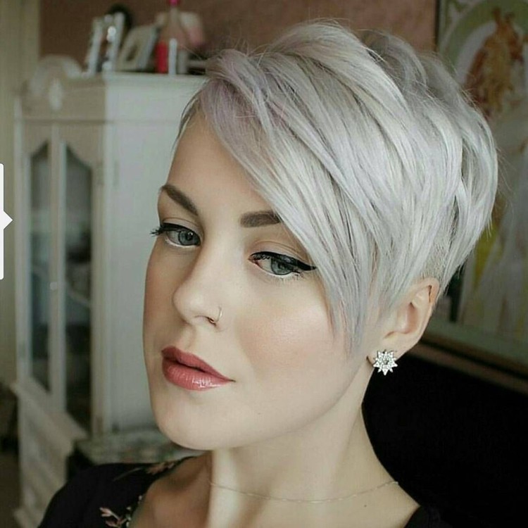 trendy farieb vlasov 2019 krátke vlasy ľadová blond so sivým obsadením