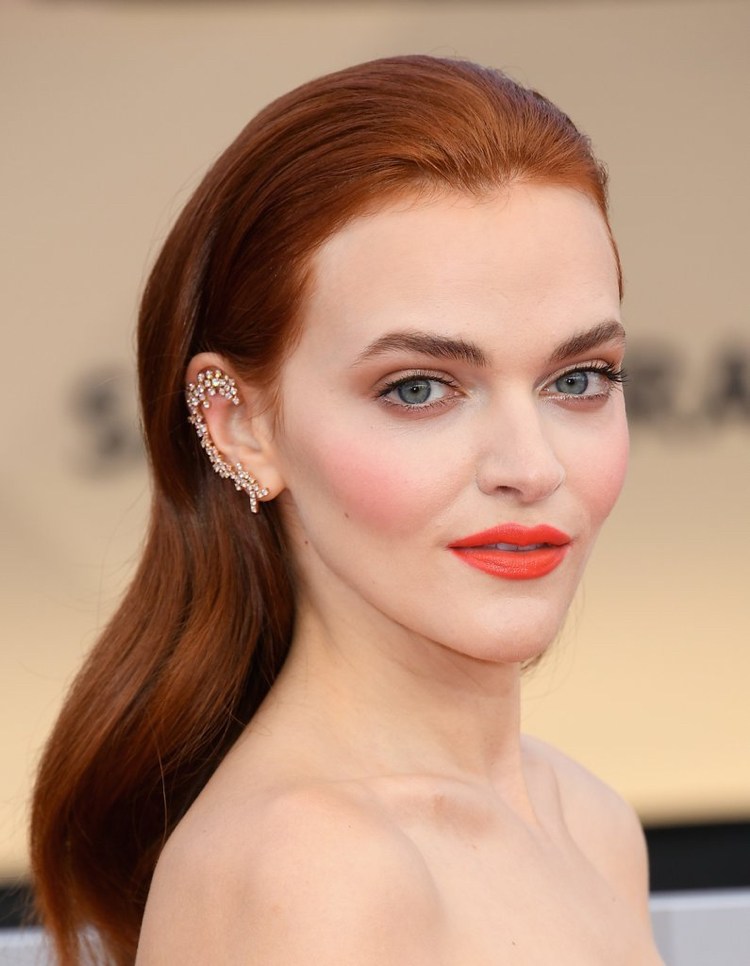 Trendová medená farba vlasov na uhladený účes Madeline Brewer
