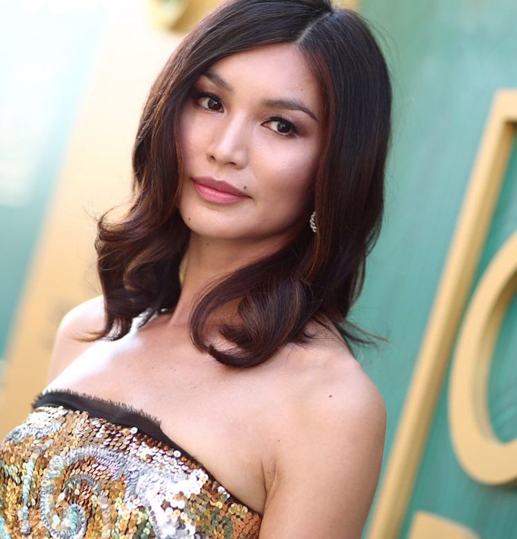 Vlasy skrášľujúce melíry pohladia tvár Gemma Chan