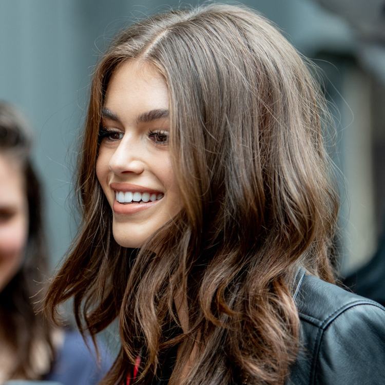 Detské svetlá pre hnedé vlasy Kaia Gerber