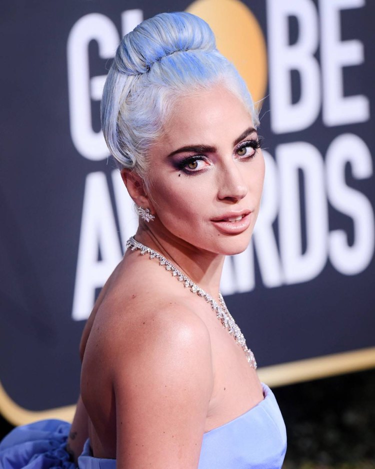trendy farby vlasov 2019 ženy platinová blond s pastelovými odtieňmi Lady Gaga