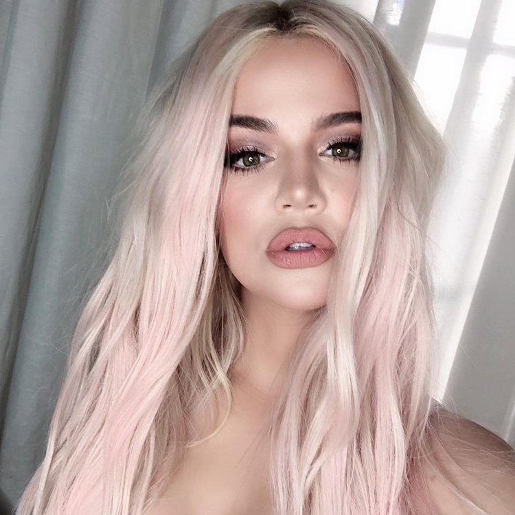 khloe kardashian si dala urobiť ružové vlasy