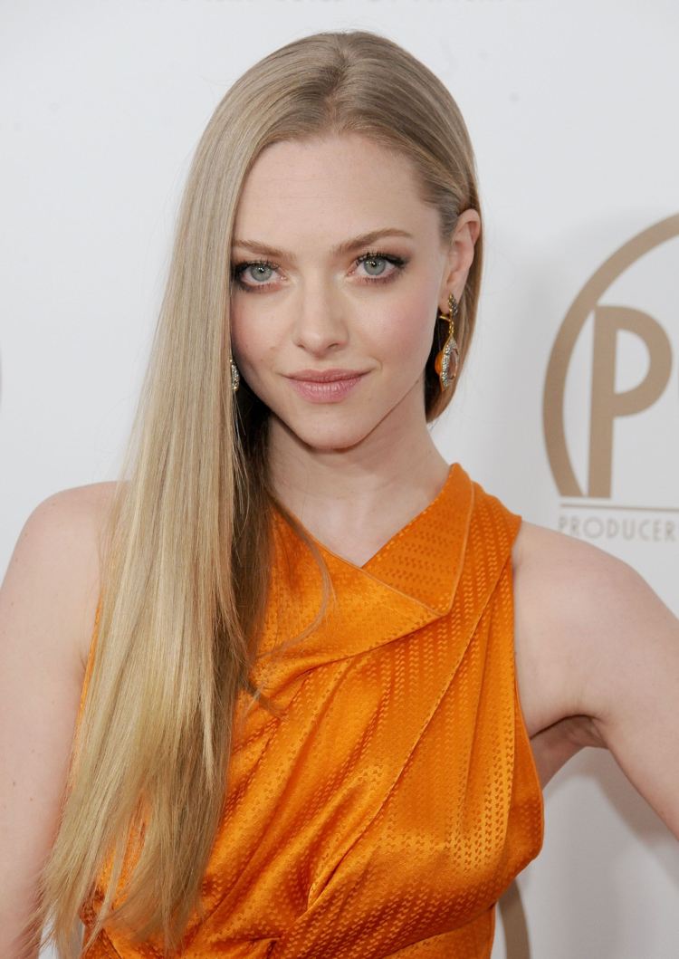 Amanda Seyfried ukazuje, ako krásne vyzerajú blond vlasy na tmavých vlasoch