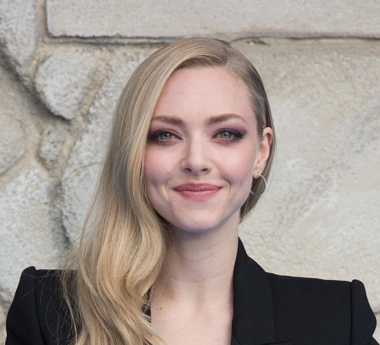 Šampanská blondína s chladnými podtónmi dlhých vlasov Amanda Seyfried
