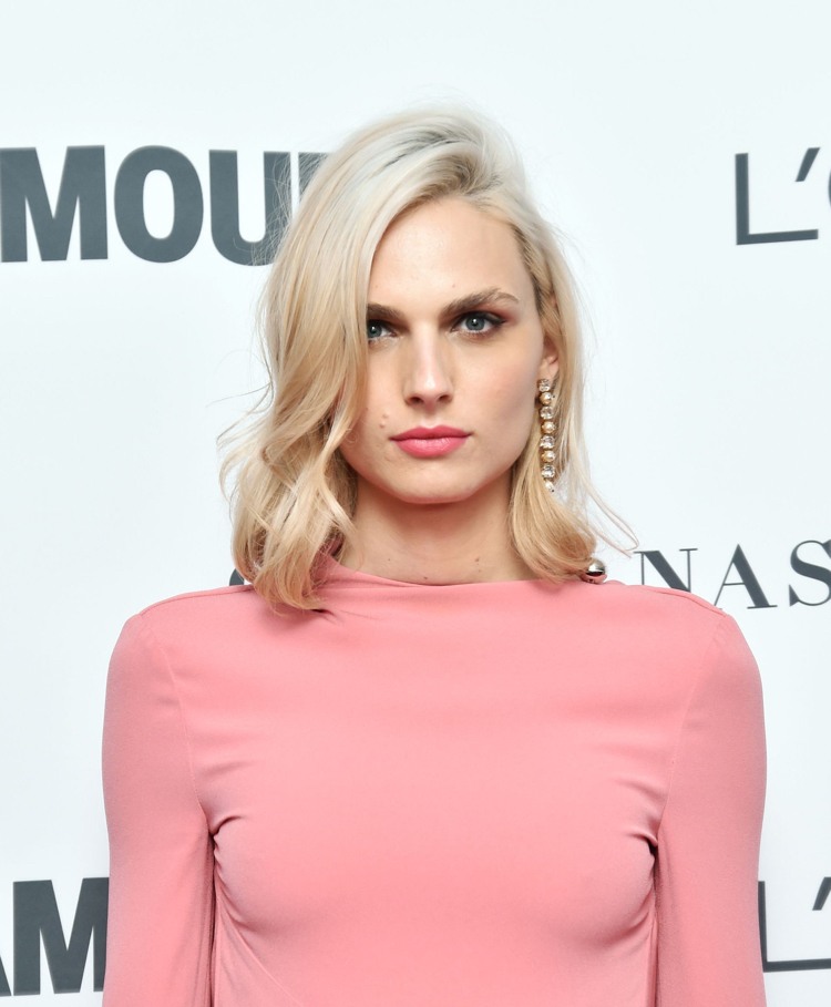 Trend farby šampanských blond vlasov 2019 Andreja Pejic