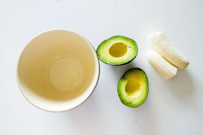 Recept s avokádom a banánmi pomáha proti rozštiepeným končekom recept-proti-rozštiepeným končekom-starostlivosť o vlasy-s-avokádom-banánmi