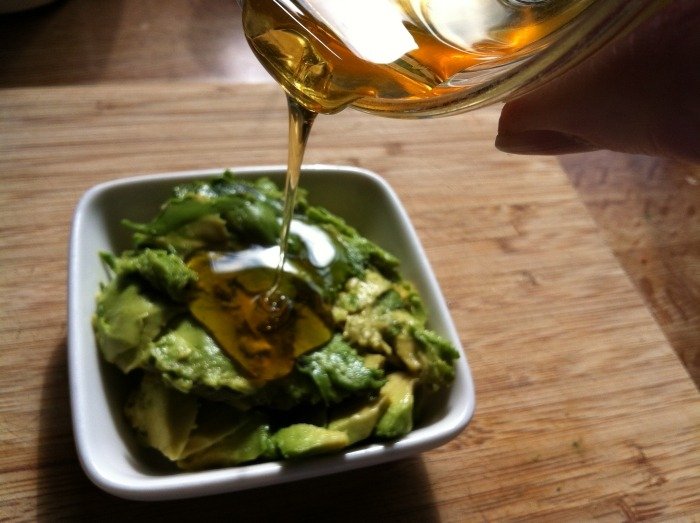 Účinná a bohatá maska na vlasy s avokádom a medom Avokádovo-medové-vlasy-ošetrenie-proti-rozštiepeným končekom-urobte si to sami