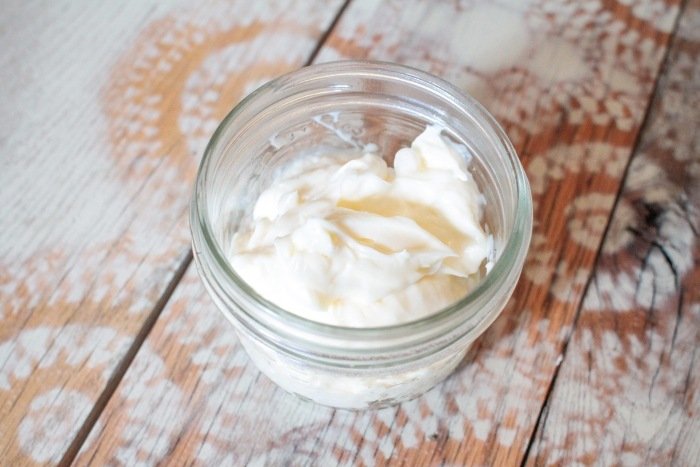 Majonéza - zvlhčujúci domáci liek na suché vlasy Majonéza-zvlhčujúce-domáce-prostriedky-proti-suchým vlasom