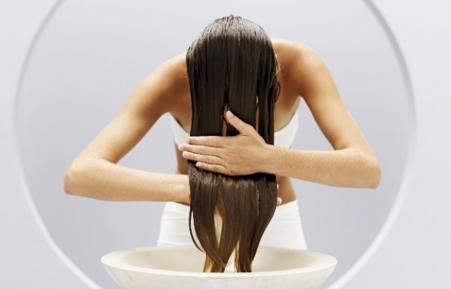 Tipy na starostlivosť o vlasy-lacné a rýchle recepty s domácimi prostriedkami Make-your-own-hair-mask-opláchnutie-za-čas
