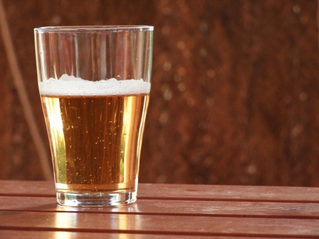 Vyrobte si vlastnú masku na vlasy s domácou liečebnou pivnou kúrou Maska na vlasy-urob si sám-pivo-úprava vlasov účinná