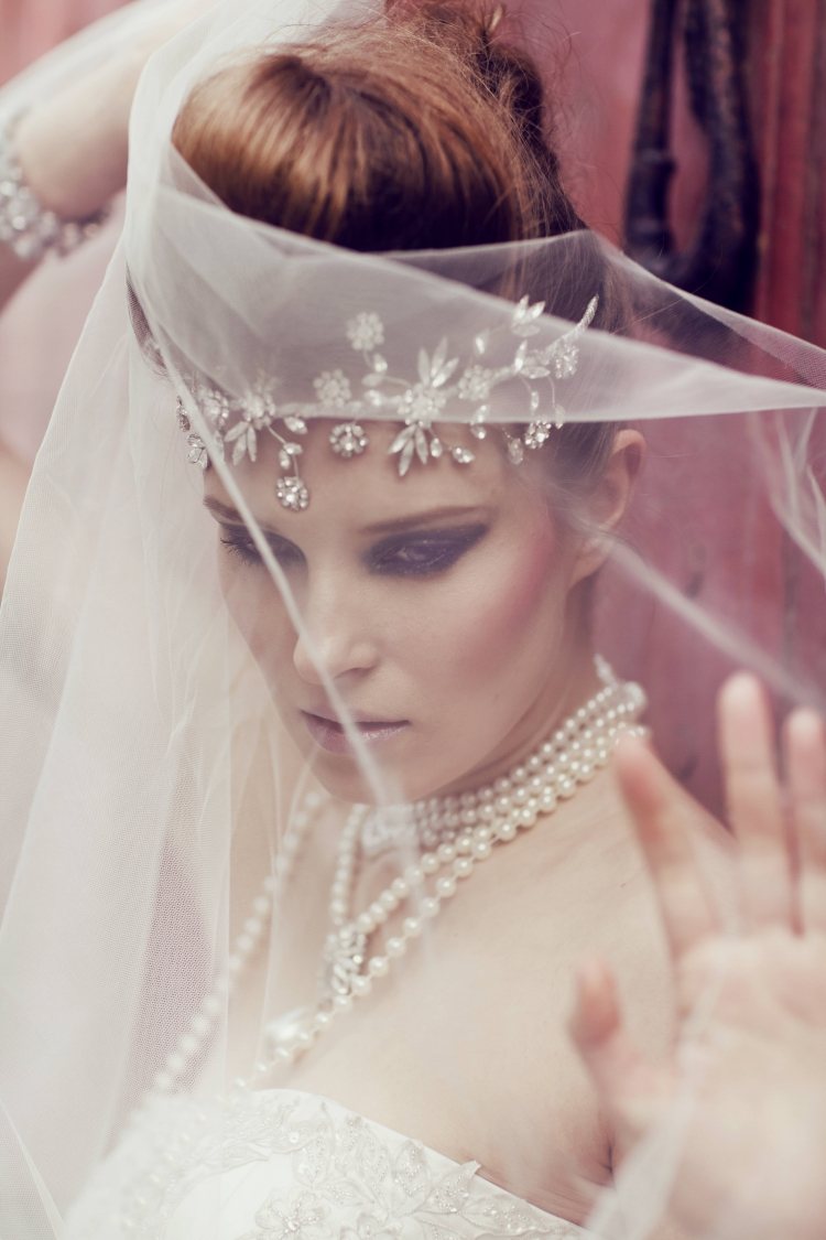 vlasové doplnky-svadobná čelenka-kamienky-účes-vlasy-quiff-perlové náhrdelníky