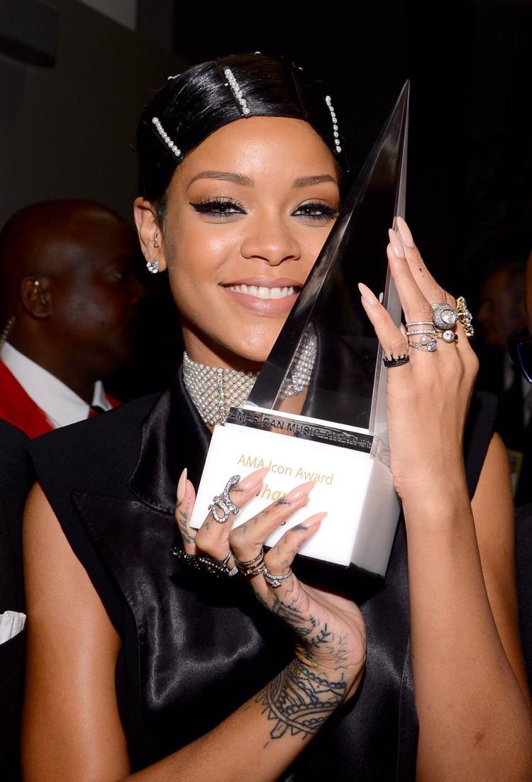 Vlasové doplnky zdobili sponky do vlasov Rihanna